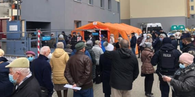 Fakt24.pl : Chaos w szczepieniach wzburzył polityków opozycji. Żądają dymisji ministra od szczepień